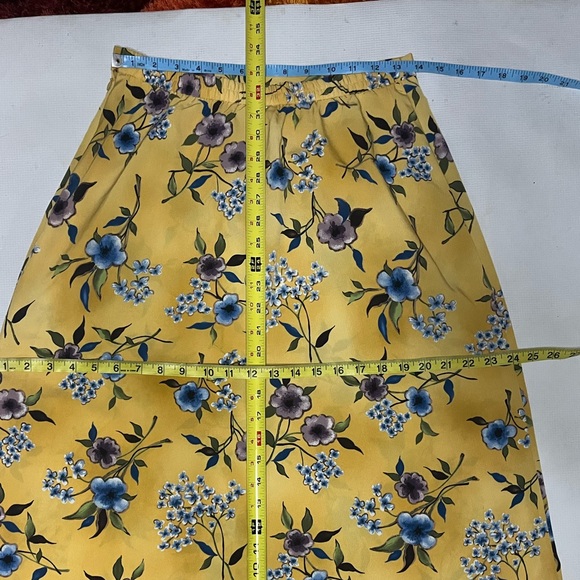 90’s vintage yellow floral skirt with slit. Has elastic waist band - Picture 3 of 7